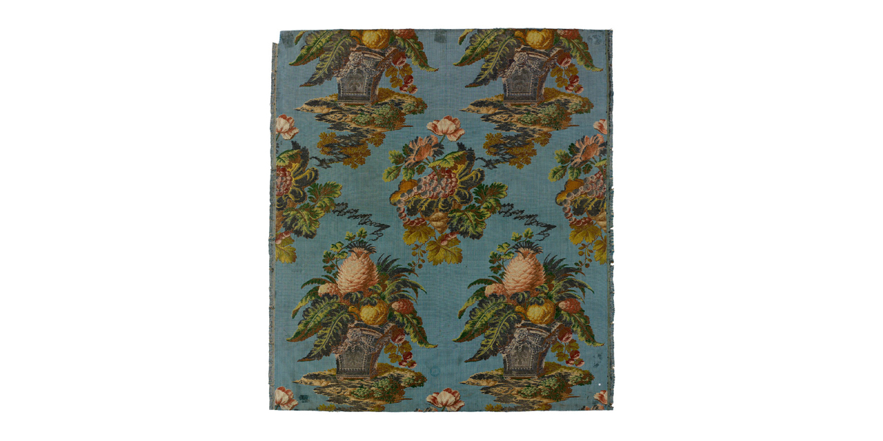 Fragment de tenture à décor de vases fleuris contresemplés et motifs floraux, France (peut-être Lyon), entre 1735 et 1740. © © musée des Tissus – Pierre Verrier