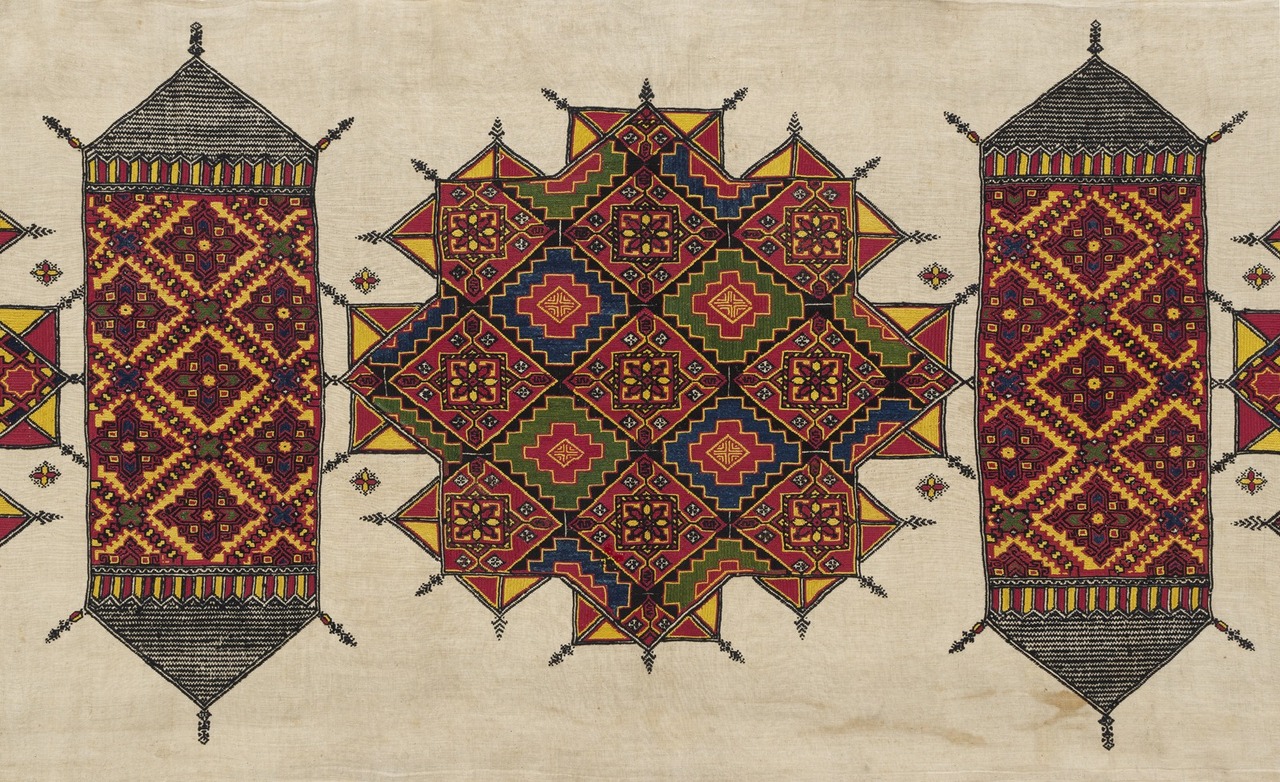 Tenture ou nappe brodée en soie polychrome (détail), Chaouen, entre XVIIIe siècle et XIXe siècle.