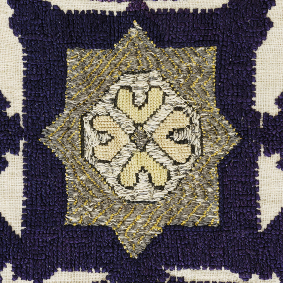 Détail - Tenture brodée de soies polychromes, Chaouen, entre 18e siècle et 19e siècle.  © © Lyon, musée des Tissus - Sylvain Pretto