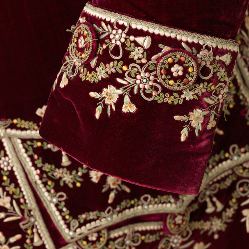 Détail - Habit et gilet d'homme en velours uni brodé à décor polychrome sur fond grenat, France, époque Louis XVI © © Lyon, musée des Tissus - Pierre Verrier