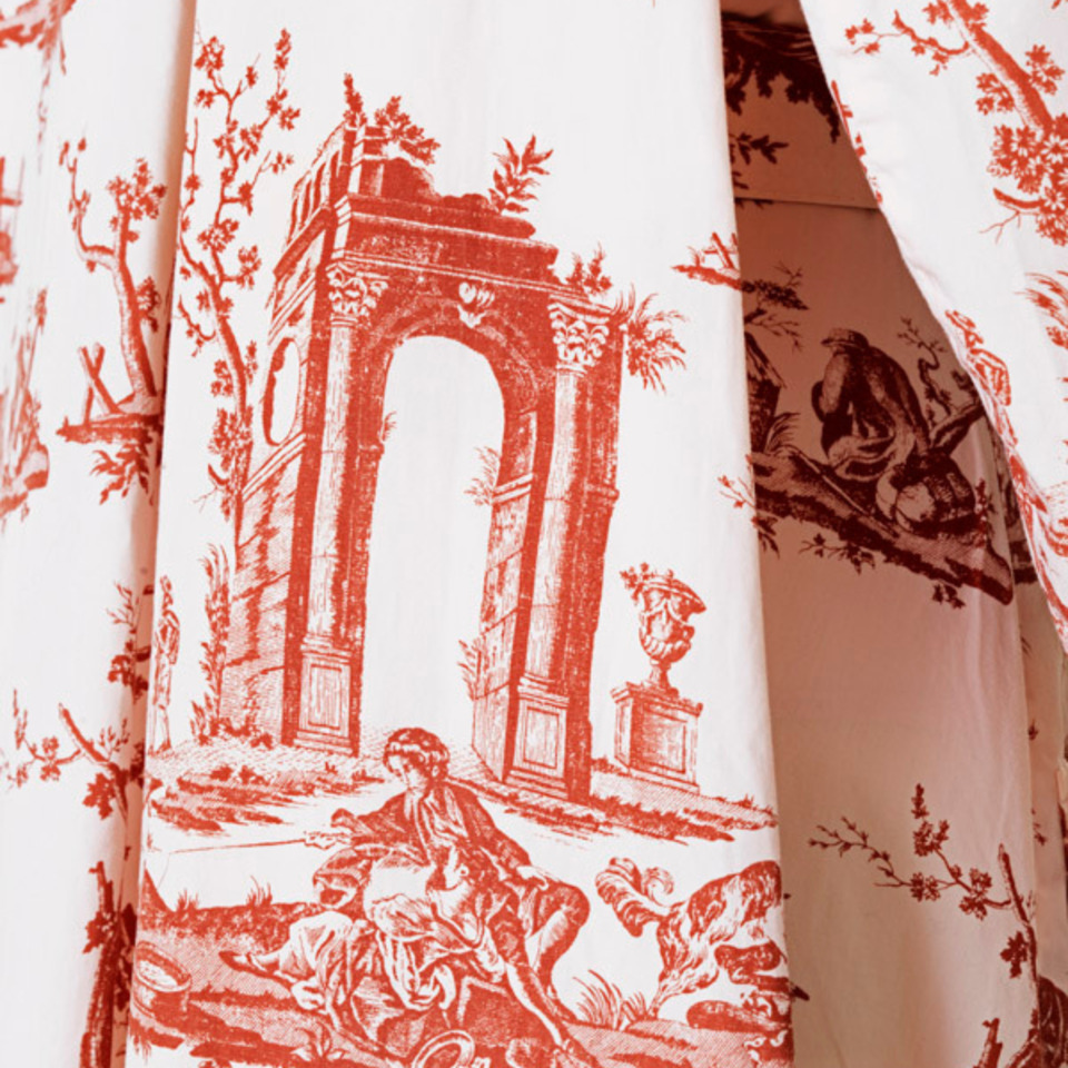 Vivienne Westwood, Robe et sa ceinture, Royaume-Uni, 1996. MT 2020.1.1. Don de la Société des Amis du Musée des Tissus, 2020. © © Lyon, musée des Tissus – Pierre Verrier