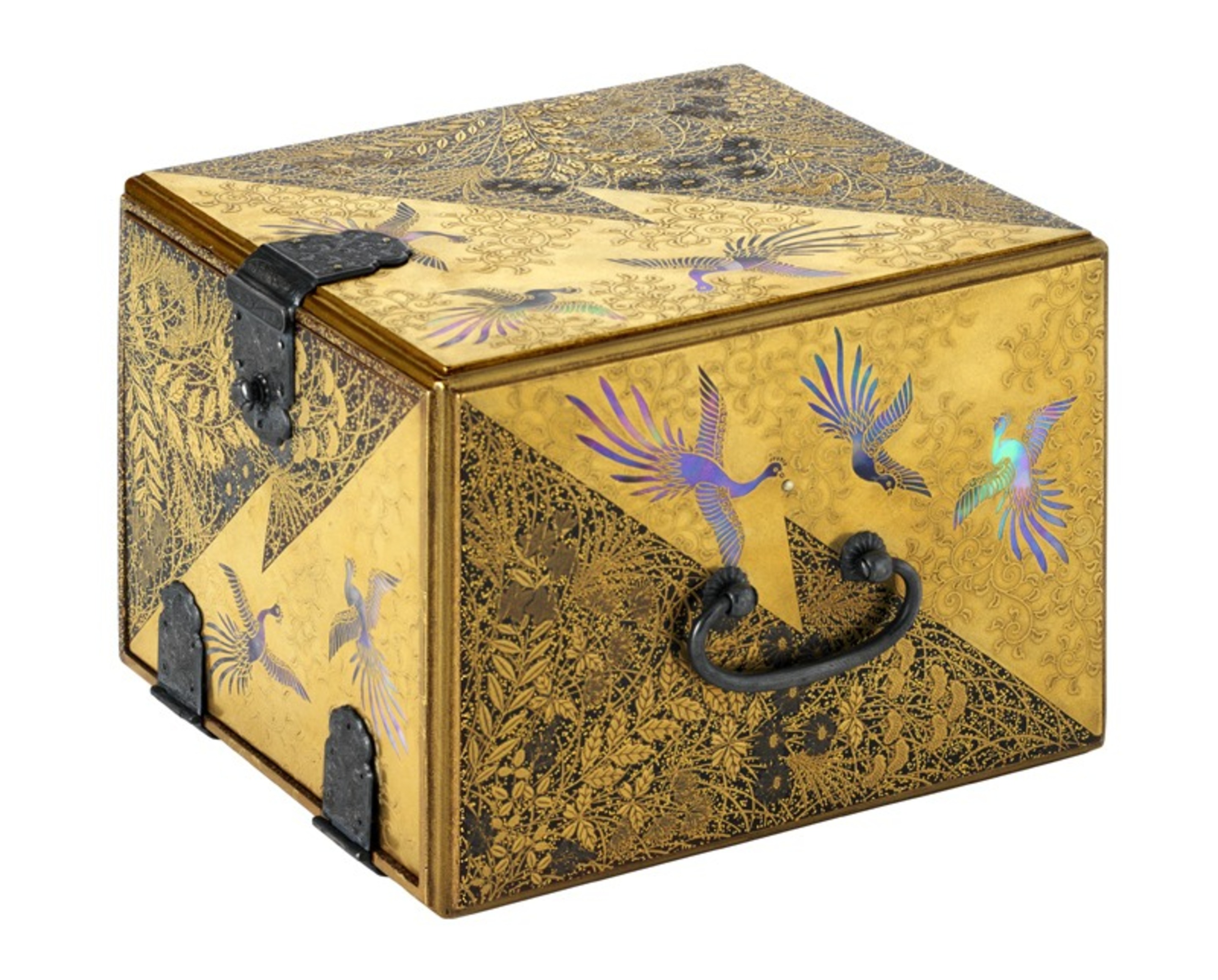 Boîte à décor d’oiseaux volants, de fleurs et de graminées © © Lyon, musée des Tissus et des Arts décoratifs - DR