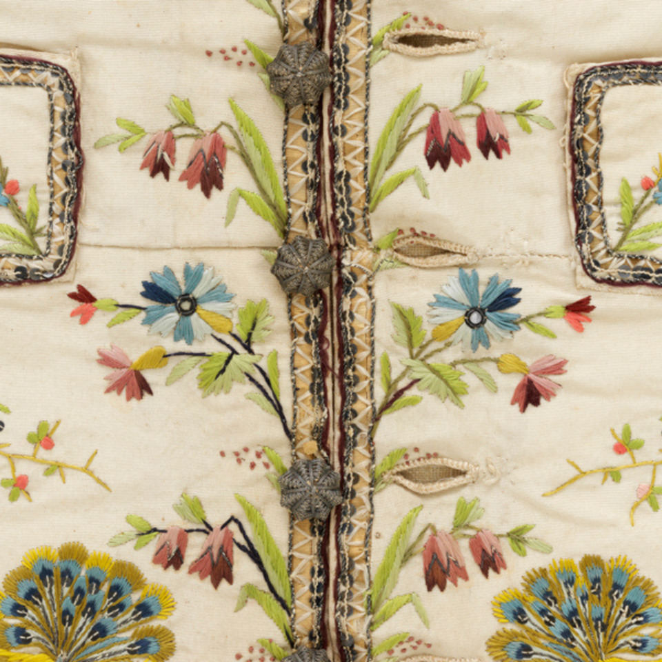 Gilet d'homme en taffetas de soie blanc brodé, France, 2e moitié du XVIIIe siècle. MT 49574. Don de Mme Berthoud, 1936. © © Lyon, musée des Tissus et des Arts décoratifs — Sylvain Pretto