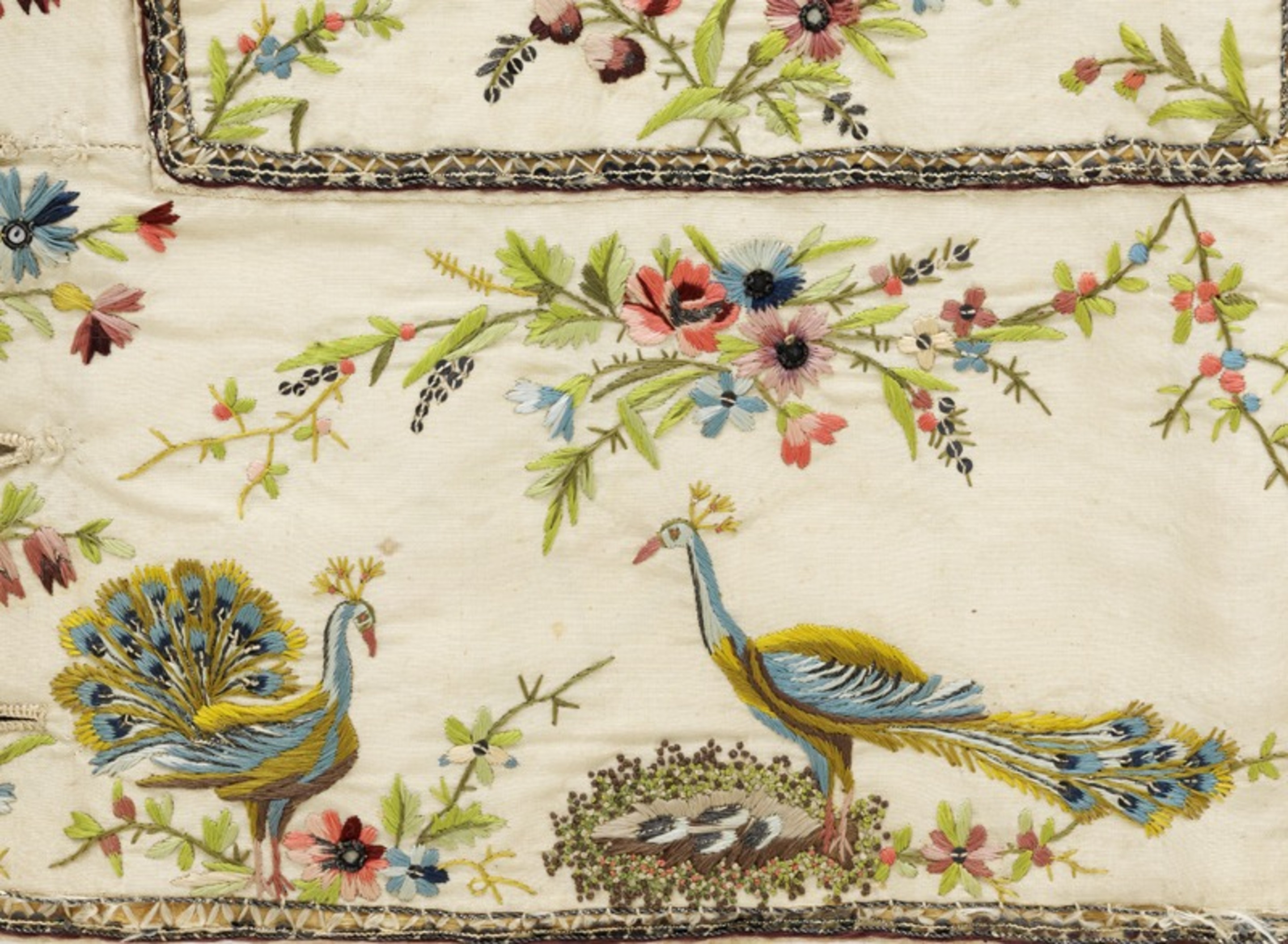 Détail - Gilet d'homme en taffetas de soie blanc brodé, France, 2e moitié du XVIIIe siècle. MT 49574. Don de Mme Berthoud, 1936. © © Lyon, musée des Tissus et des Arts décoratifs — Sylvain Pretto