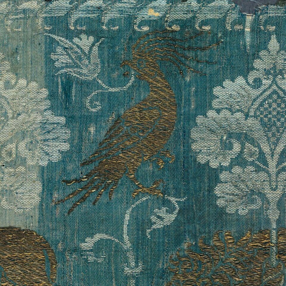 Etoffe brochée à fil dorée à décor d'oiseaux et de lions, Lucques, 2e moitié du XIVe siècle. MT 22754. Achat auprès de Franz Bock, 1875. © © Lyon, musée des Tissus et des Arts décoratifs — Sylvain Pretto