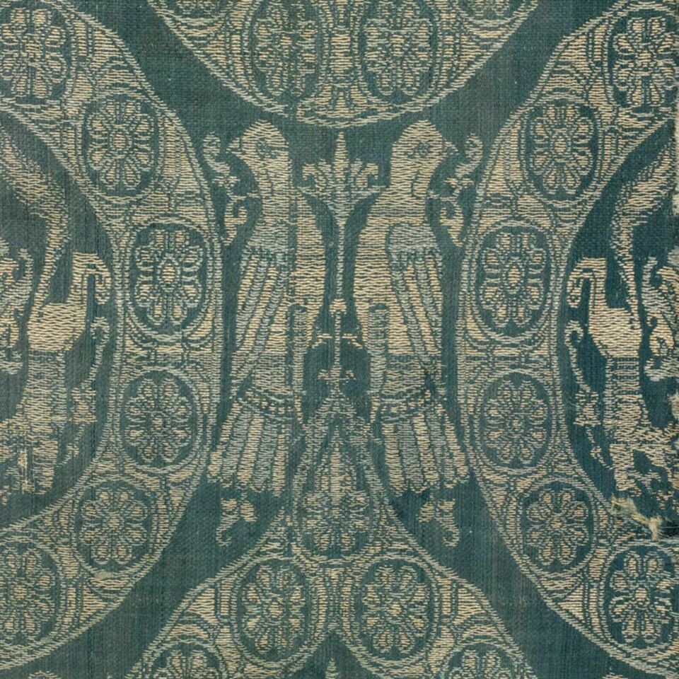 Fragment de lampas lancé à fond louisine à décor d'oiseaux, de renards et d'arbres de vie, Égypte, entre 12e et 13e siècle. MT 28476. Don de Joseph Gillet, 1907. © © Lyon, musée des Tissus et des arts décoratifs — Sylvain Pretto