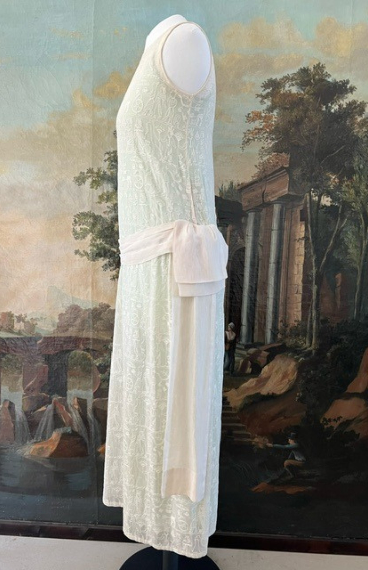 Côté - Robe à décor égyptisant, vers 1926. MT 2024.12.1. Don de la Société des amis du musée des Tissus de Lyon, 2024. © @Jérôme Beillieu